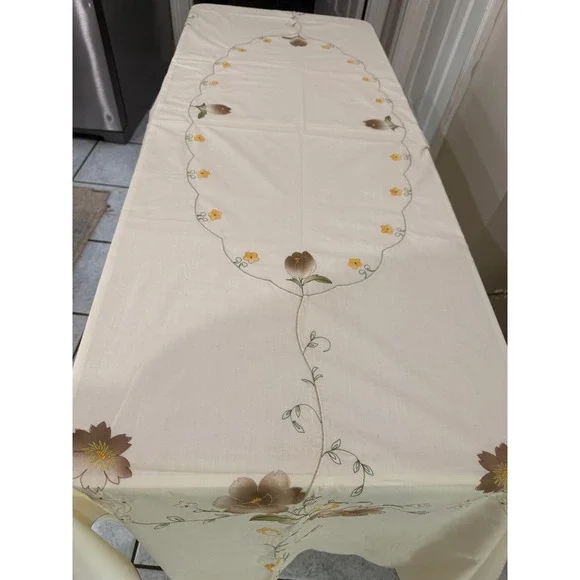 Large Floral Tablecloth Scalloped Edge 74x94 Rectangular Cottage Style - Picture 4 of 5